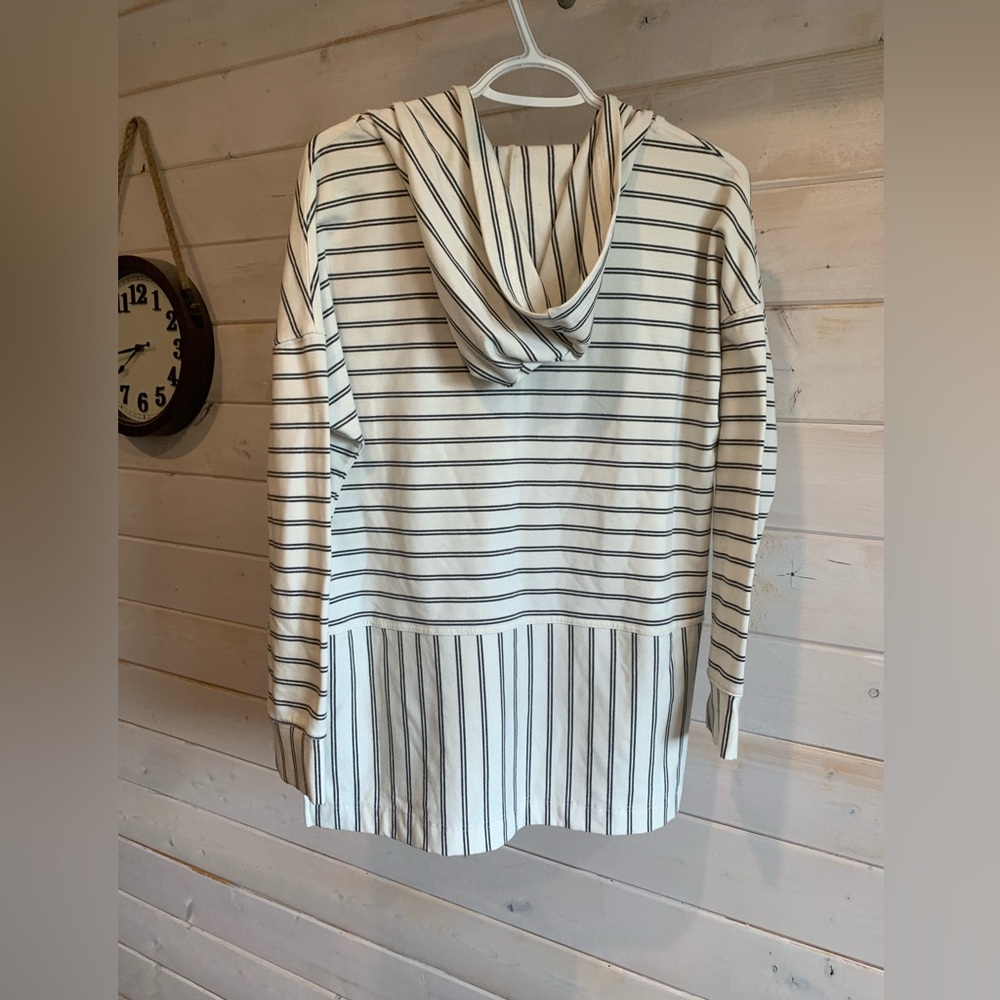Melló Day | Women’s Hooded Striped Beach Sweater - Picture 5 of 8